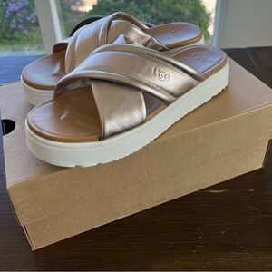 NIB UGG Zane sandals in rose gold white size 9